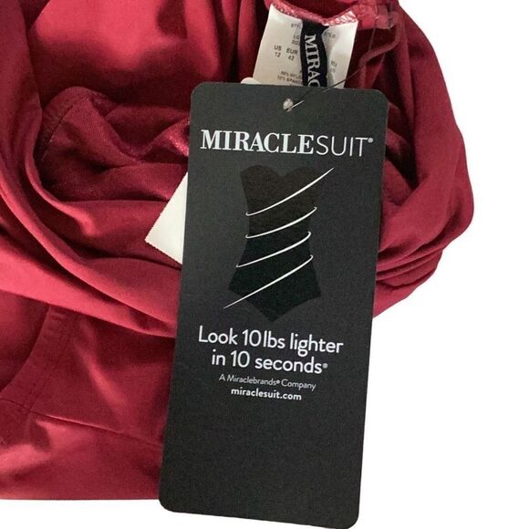 New. Miraclesuit Pompei Red twist front bikini bottoms. Size 12. Retail $89 - Picture 4 of 7